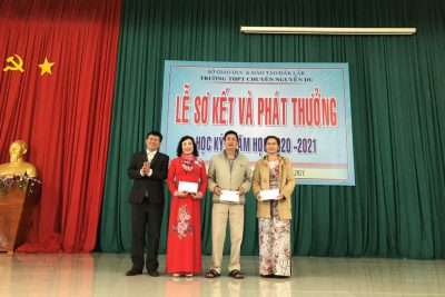 TRƯỜNG THPT CHUYÊN NGUYỄN DU TỔ CHỨC LỄ SƠ KẾT,  PHÁT THƯỞNG HỌC KỲ I NĂM HỌC 2020 – 2021