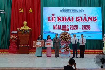 TRƯỜNG THPT CHUYÊN NGUYỄN DU KHAI GIẢNG NĂM HỌC 2025 – 2026 VÀ THAM DỰ TRỰC TUYẾN LỄ KỶ NIỆM 80 NĂM TRUYỀN THỐNG NGÀNH GIÁO DỤC VÀ KHAI GIẢNG NĂM HỌC 2025 – 2026 DO BỘ GIÁO DỤC VÀ ĐÀO TẠO TỔ CHỨC